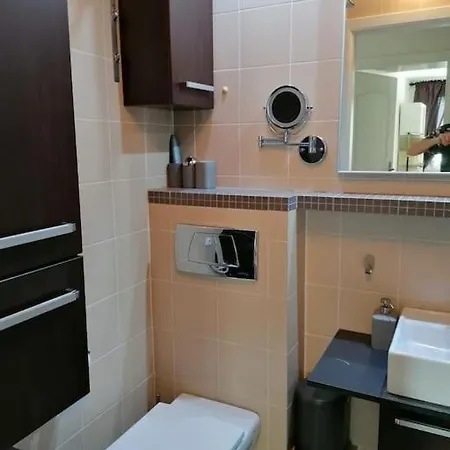 Апартаменты Sunny And Comfortable Double Bedroom